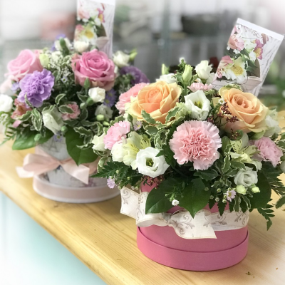 Heaven in a Hatbox - A unique arrangement crafted and delivered in a luxurious keepsake hatbox container. 

Seasonal selection, beautifully arranged in oasis for an instant display.

Hand delivered with gift card, flower food, and care instructions.