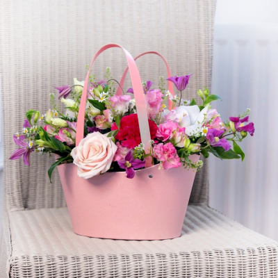 Blooming Handbag Arrangement - A perfectly presented floral gift, our handbag style arrangement is a unique gift ideal for Mother's Day.

Seasonal flowers beautifully arranged in floral foam for an instant display.  Colour of handbag may vary.

 

Hand delivered with gift card, flower food, and care instructions.